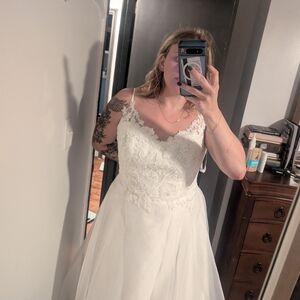 Elegant White Lace Wedding Dress